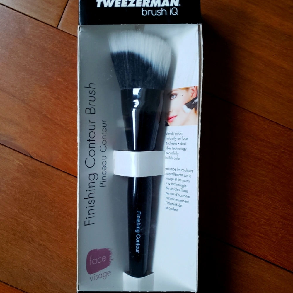 NWT Tweezerman Finishing Contour Brush